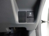 トラクションコントロールが装備されております♪すべりやすい路面での発進時や加速時にタイヤの空転を抑え、駆動力確保に貢献する機能です☆詳細は販売店スタッフまでおたずねください!