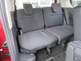 サードシートへの乗り降りもラクラク♪♪ 快適なスペースで、ゆったりくつろぎのドライブをお楽しみ下さい♪♪折りたたんで大きなラゲッジスペースになります♪♪