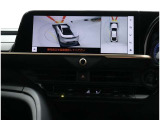 サイドクリアランスビュー表示中に、旋回時の運転操作に合わせて自動で車両を斜め後方から見たような映像を表示。