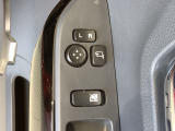 狭い駐車場で便利な電動格納ドアミラーが付いています。