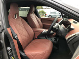 ナチュラルレザーシートのコンディションは非常に綺麗で良好です。上質なすわり心地と質感を是非お楽しみください。
