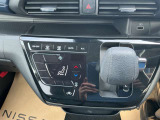 タッチパネル式のオートエアコン採用。凹凸のない滑らかな表面で操作感を高めています。