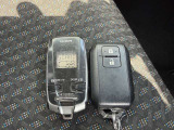 【キーレススタートシステム】カバンやポケットに入れたままでもドアの施錠・解錠が可能なスマートキーを装備。エンジンのオン・オフ時もカギを取り出す必要が無いからとっても便利です♪