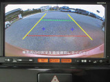 〔バックカメラ〕ギアをバックに入れると画面に自動的に後方映像が映し出され確認可能です。車庫入れなどの際に安全確認が出来て安心ですね。