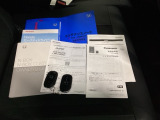 メンテナンスノート【点検整備記録簿・保証書】、取説も揃ってます。スマートキーはバッグなどにしまったままボタン操作でエンジンの始動・停止ができて大変便利です。