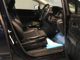 運転席は、大きな座面と包み込むような背もたれがドライバーの身体全体をしっかり支えます。上質なシート素材と座り心地のよいクッションを採用し、長時間の運転やコーナーの多い道も快適です。