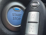 【インテリジェントキー】カバンやポケットに入れたままでもドアの施錠・解錠が可能なスマートキーを装備。エンジンのオン・オフ時もカギを取り出す必要が無いからとっても便利です♪