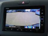 バックをするとき自動でリアの様子が映る『リアカメラ』付き! ナビ画面で確認しながらバックができますから安心ですね。でも、目視も大切ですよ!安全第一でお願いします!