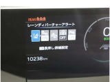 レーンディパーチャーアラートとは車線または走路からの逸脱の可能性を警告すると共に、車線または走路からの逸脱を避けるためのハンドル操作の一部を支援する機能です。詳細は販売店スタッフまでおたずねください。