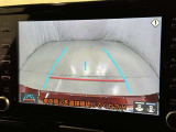 後方の見える安心をお届けするバックガイドモニター付:バックするときのアシストラインもあって楽々バック!車庫入れや縦列駐車をサポートし、苦手な駐車も安心です!今やもう手放せない装備ですネ♪