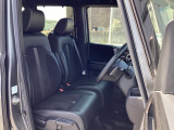 フロントは運転席と助手席が別々の広々としたセパレートシートです、運転席は、高さを調整できるハイトアジャスター付きです。
