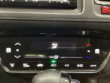 オートエアコンがついてますので、簡単操作で快適に過ごせます。リア熱線のスイッチの中にサイドミラーヒーターも入っています。パネル内のシートヒータースイッチは前席の左右別々に2段階で温度設定ができます。