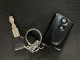 スマートキーを装備しています☆カギをカバンやポケットに入れて頂いた状態でドアロックの開閉やエンジンスタートをして頂けますよ!とても便利な装備です!
