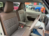 【フロントシート】インパネにシフトが付いているので足元広々!運転席から助手席の移動も楽々♪どちらからでも乗り降り出来るので、狭い場所の乗り降りも楽ちんですよ♪
