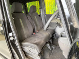 運転席まわりには十分なスペースがあり、大柄な方でもゆったり運転していただける環境です。