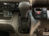 CVT車のセレクトレバーです。低速から高速まで、変速ショックのないスムーズな走りを実現するとともに、エンジン効率のよい領域を維持することで燃費にも貢献します。