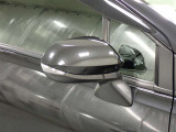 対向車や歩行者が認識しやすいサイドターンランプ付カラードドアミラー