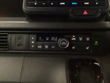 運転席のシートヒーターで寒い日もすぐに温かくなり快適に過ごせます。2段階の温度調整が可能です。