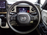 ハンドル左側にはオーディオ操作が出来るオーディオリモートコントロールスイッチ、右側にはHonda SENSINGとオートクルーズコントロールのスイッチを装備!