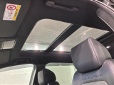 サンルーフが装備されています。外からの光を取り込めるので気持ちがいいですね。
