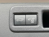 【パワーバックドア】スマートキーや運転席のボタンを押すだけでリアゲートが自動で開閉します!荷物を持っている時や、高い位置にあるバックドアを閉める際に便利な機能です♪