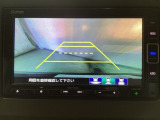 バックでの車庫入れも安心です! リアカメラが付いているバックモニター付のナビを装備しております。操作線もついており距離感も画面から確認できます。