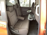3人掛けの2列目タンブルシートとは思えない質感で、疲れを感じることがありません!足元も広くて、乗るだけでリラックスできますよ!1回のレバー操作でカンタンに折りたたみできます!