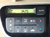 【オートエアコン】一度お好みの温度に設定すれば、車内の温度を検知し風量や温度を自動で調整。暑い&hellip;寒い&hellip;と何度もスイッチ操作をする必要はありません。快適な車内空間には必須の機能ですね♪