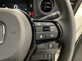 ステアリング右手側に安全運転支援機能のホンダセンシングをコントロールするスイッチ、左手側にオーディオ関連のコントロールスイッチを配置、視線を逸らすことなく運転に集中できます