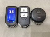 スマートキーを装備しています。鍵を差し込むことなくドアロックの開け閉めと、スタートボタン操作でのエンジンスタートができます。加えて、純正リモコンエンジンスターター用の操作キーもついています。