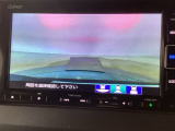 【バックカメラ】運転が苦手な方も車庫入れラクラクです!ギアをリバースに入れれば自動的に切り換わりますので、面倒な操作は不要です♪狭い駐車場もお車を傷つけず安心ですね!