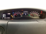 スピードメーターとタコメーターを大きく配した見やすいメーター部になっています。左側のインフォメーション画面でオドメーターや燃費などの情報を確認できます。