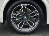 BMW純正19インチホイール。洗練されたデザインで、足元の個性を引き立てます。