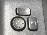 【電動格納ミラー】サイドミラーは電動格納式となっており、狭い駐車場でもキズがつくリスクを抑えられます。
