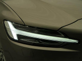 【LEDヘッドライト】ハイビームを先行車や対向車にあてず、その両サイドではハイビーム照射を維持。見える範囲が段違いに広くなりました。北欧神話に登場するトールハンマーをモチーフにデザイン。