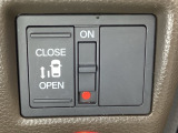左側電動スライドドアは運転席からでも操作ができるように、ハンドル付近に開閉の操作スイッチが付いています。