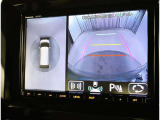パノラミックビューモニター付きです。車両を上から見たような映像をディスプレイオーディオ画面に表示。運転席からの目視だけでは見にくい、車両周辺の状況をリアルタイムでしっかり確認できます。