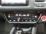 オートエアコンは左右席で独立温度コントロールが可能です。運転席はキンキンに冷やして助手席はマイルドにと言った設定が可能です☆暑さ寒さでケンカすることもなくなりますね♪