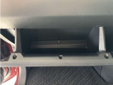 何かと便利なグローブボックス。メンテナンスノートや車検証、ちょっとしたメモと筆記用具等を入れておくとあればもしもの時にも便利ですね。