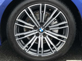 BMW純正18インチホイール。洗練されたデザインで、足元の個性を引き立てます。
