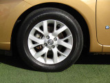 純正15インチアルミ付きです。上質かつお手入れのしやすいデザイン