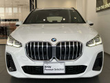 【BMWの伝統-1】BMWの特徴的な&ldquo;キドニーグリル&rdquo;は、80年以上続く伝統の形でございます。変わらないこだわりのデザインが、プレミアムブランド&ldquo;BMW&rdquo;を創り出します。