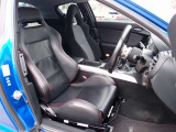運転席シートはレザーモデルのセミバケットシートに変更済み。切れや目立つような使用感も御座いません。ご希望に応じてRECARO製やBRIDE製などの人気シートもお得な金額にてお取付け可能です
