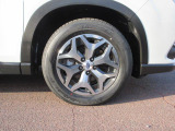 右前 17インチアルミホイール タイヤサイズは、225/60R17です。「*ホイールロックナットは展示用です」