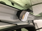 後方視角支援ミラー装備。テールゲートの内側に装着されているミラーにより、車両後方付近を見ることができます。