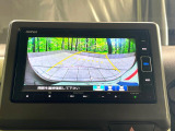 【バックカメラ】駐車時に後方がリアルタイム映像で確認できます。大型商業施設や立体駐車場での駐車時や、夜間のバック時に大活躍!運転スキルに関わらず、今や必須となった装備のひとつです!
