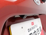 後退時に車両の後ろ側をモニター画面に表示します。車庫入れなどでバックする際に後方確認ができて便利です。車庫入れが苦手な人もこれで安心。