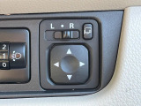 【電動格納ミラー】サイドミラーは電動格納式となっており、狭い駐車場でもキズがつくリスクを抑えられます。