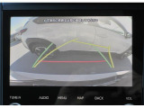 バックカメラの映像はナビ画面に映し出されます。駐車線はステアリング連動仕様なのでハンドルの切り具合も確認できます。