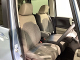 運転席、助手席☆ともに広々としており、ゆとりのある空間となっております♪